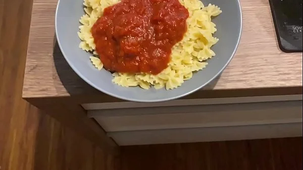 JE MANGE LES PATES AU SPERME DE MON HOMME ET J'ADORE CA !