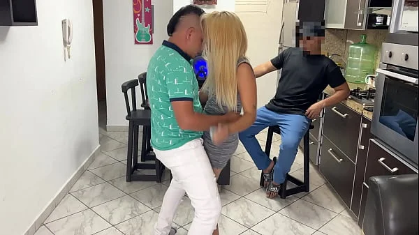 Bailando Reggaeton con la Novia de mi Mejor Amigo y Le Froto mi Polla en su Culo al Frente de el NTR Netorare