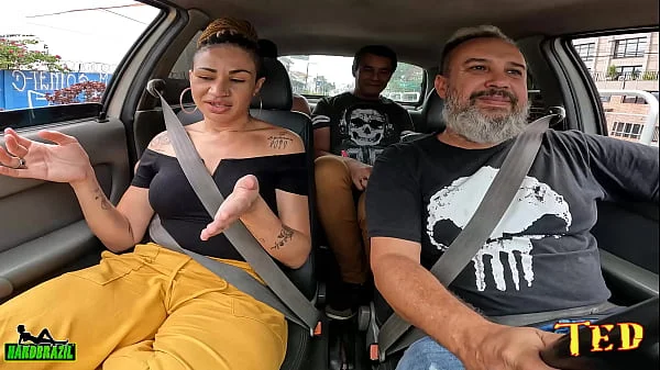 Casal de Swinger entra na carona e Sra Lovefire conta sobre seu GangBangs