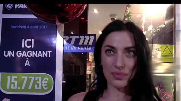Sabrina, belle italienne, veut une bonne bite française