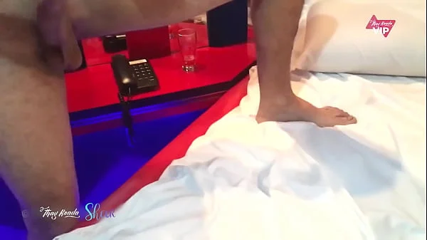 Thay Ksada com o amigo no motel e o marido corno olhando e filmando tudo