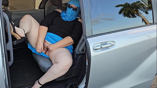 I can’t believe I couldn’t control myself, and almost got caught masturbating in the car and peeing in public (hot Kinky Muslim hijab Milf with big booty pissing outdoor)