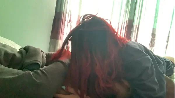 No se da cuenta que la grabo mientras me devora la verga