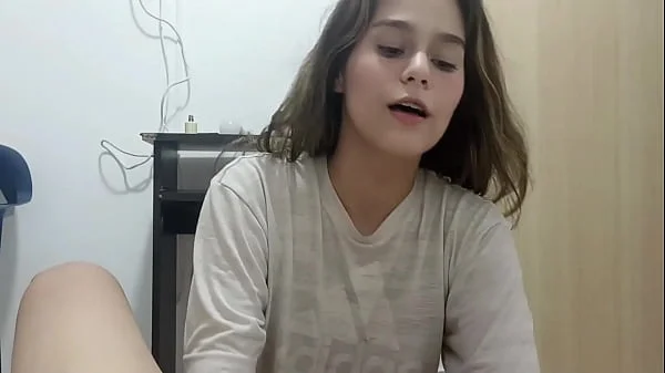 Mi hermanastra pequeña me enseña como follar a una mujer y me hace correr en su estrecho coño.