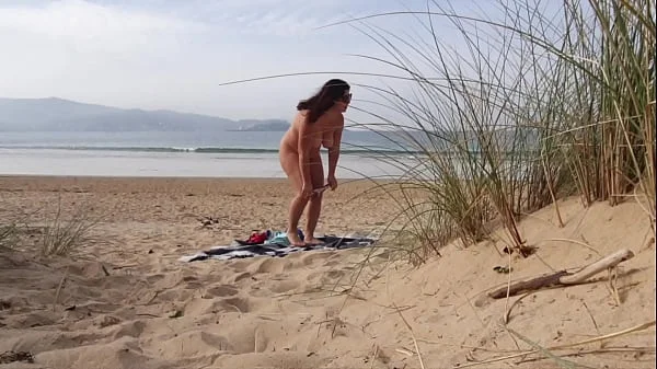 I filmed a curvy MILF changing clothes and doing Exercises on the Beach