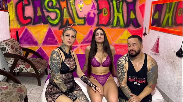 Uma gringa dos peitos gigantes estreia aqui no xvideos com nós ! Trazendo muita putaria e sendo fundida gostoso por nós casal dna !