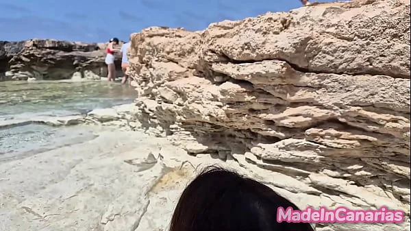 La gente nos pilla mientras le chupo el pollón a mi mejor amigo en una playa pública | MadeInCanarias