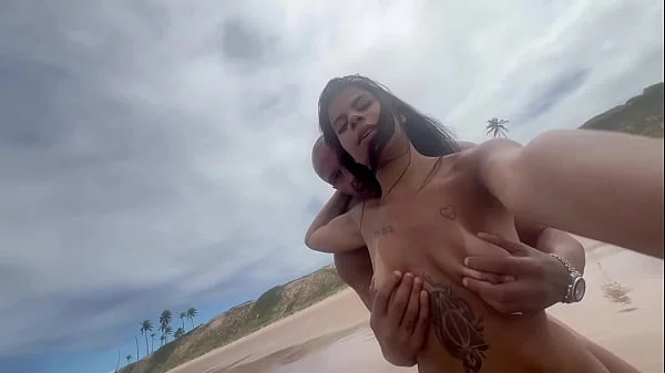 Fiz uma orgia na praia de nudismo com minhas amigas gostosas e ainda gravei