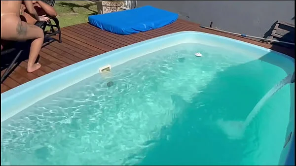 Vazou na net! Jovens influencers em troca de casal na Piscina