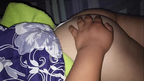 ENCUENTRO A LA MAMA DE MI MEJOR AMIGO EN LA CAMA pt1