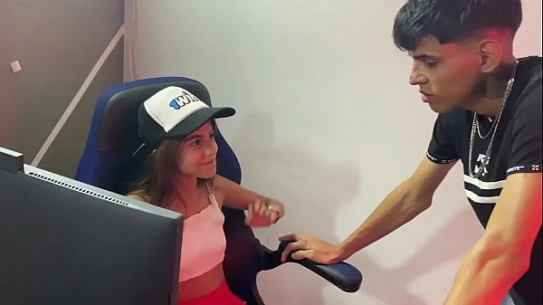 Sexi hermanastra le gusta comerse mi polla entera le encanta que me la folle en 4