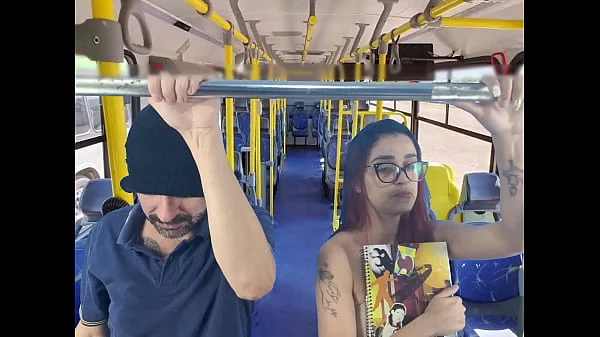 Estudande e fodida por estranho dentro do onibus!