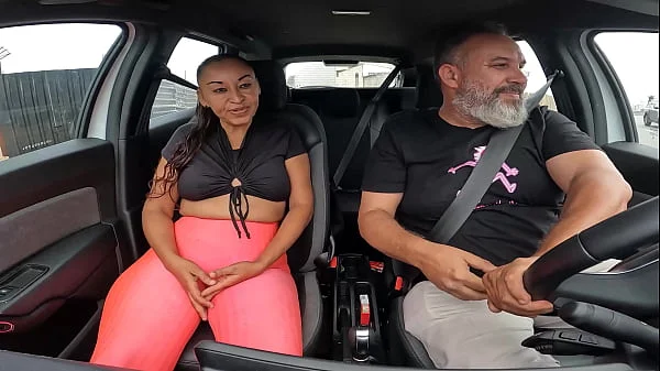 Paula Soares vendedora de doces baiana entra no carro e leva gozada dentro