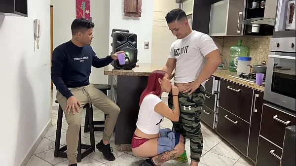 Bailando Reggaeton con la Novia de mi Amigo y Le Froto mi Polla en su Culo al Frente de el para Excitarla NTR Historia Netorare