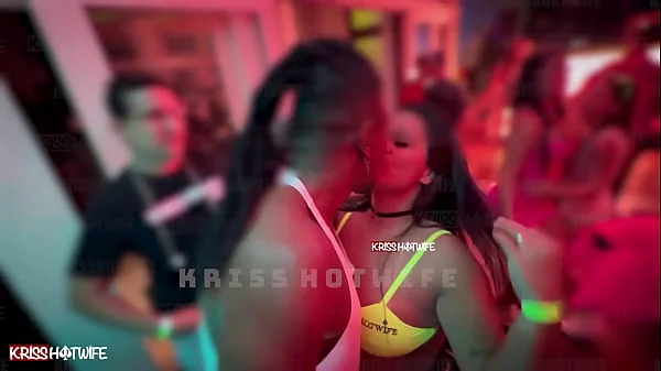 Beijando outro na festa na frente do meu corno / Kissing another at the party in front of my cuckold