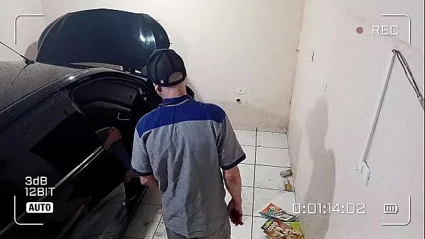 Funcionário safado conserta carro da gostosa na oficina!