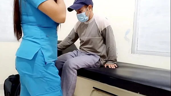 MUJER DOCTORA ES UNA ZORRA CALIENTE EN EL CONSULTORIO!! EL PACIENTE SE DA CUENTA DE QUE ELLA HACE PORNO CASERO Y LE PIDE UNA MAMADA INTENSA A SU PENE ENANO