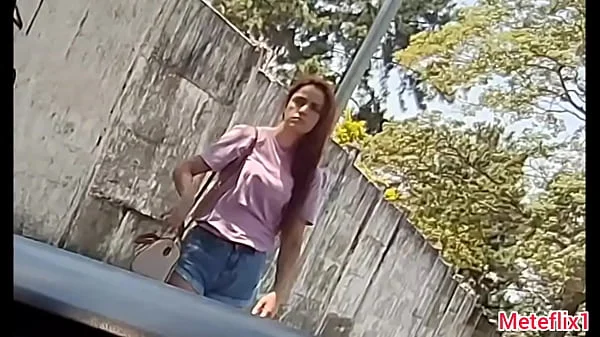 Pedindo informações com pau de fora pra gostosa no ponto de ônibus!
