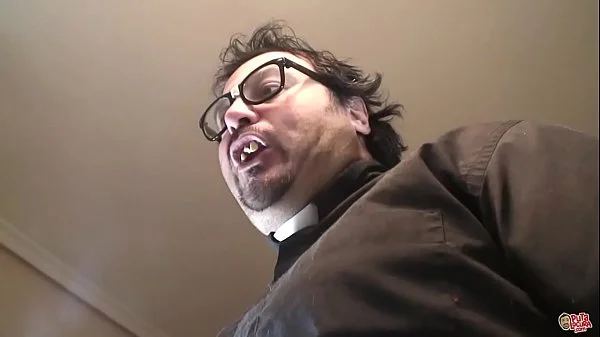 Padre Estoy Poseída. El monaguillo saca ese demonio a pollazos
