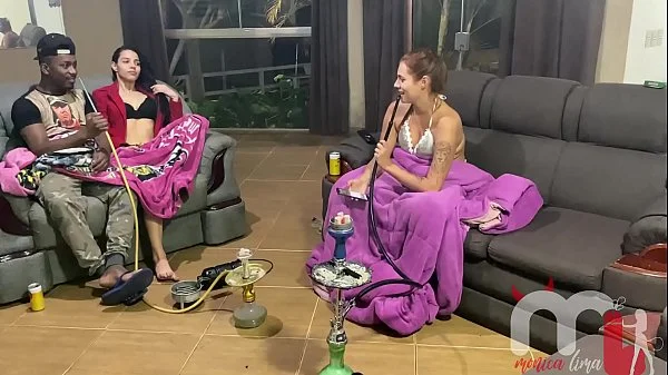 O anão adormeceu e sua namorada acabou caindo na putaria e deu a bucetinha para o pau preto grande. (AMOR E SEXO - Karen Oliver - Pistolinha Ator - Casal Porra Loka)