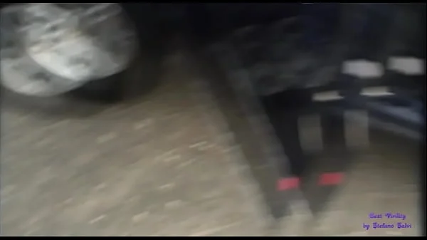 Varakova è in un autogrill a caccia di clienti per scopare
