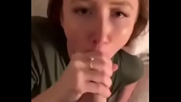 Mi amiga me lo chupa y me vengo en su boca