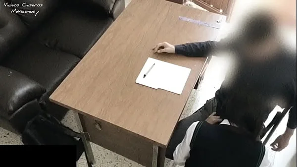 PROFESOR de Matemáticas se COGE a su ALUMNA en su OFICINA, Ella le Pide Ayuda, le Ofrece el Culo para Obtener Mejores CALIFICACIONES y le CHUPA la VERGA para Convencerlo !! Estudiantes Mexicanas! / Math Teacher Fucking Latina !