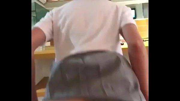 ALUMNA de Mexico COGIENDO a SENTONES Con su PROFESOR, Se LEVANTA la FALDA y Saca un HERMOSO CULITO VIRGEN ! ESTUDIANTE Mexicana le PIDE AYUDA a su PROFE para Sacar BUENAS CALIFICACIONES a Cambio de FOLLAR y DEJARSE GRABAR !