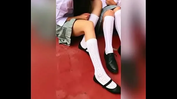 Alumnas Lesbianas Besándose Atrás de los Salones! Alumno Graba a DOS Estudiantes Lesbianas FAJANDO Atrás de los Salones, Las y las CONVENCE para COGERSELAS y Hacen un Trío Dentro de la Escuela! Sexo Publico!VOL2