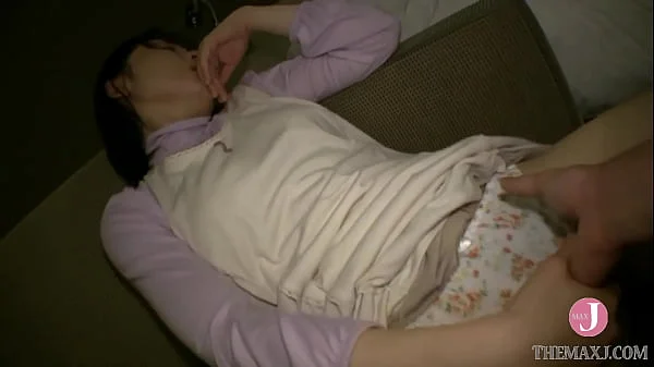 Mao (40), who has never had a good experience with a man and missed her chance to get married, has a gem of a sex video. intro