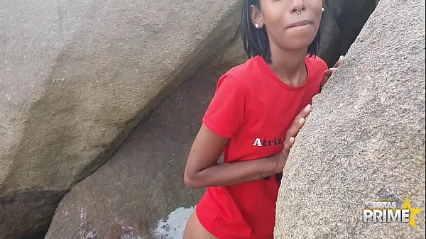 Gangbang com Magrinha gostosa fazendo a felicidade de pirocudos em Praia no Rio de Janeiro