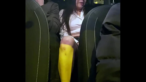 Pareja joven amateur follando en un taxi en Madrid con camara oculta