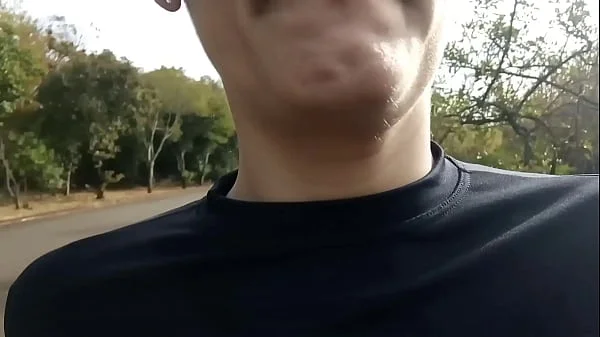 Raquel sem máscara pagando boquete para desconhecido no meio da rua durante o dia