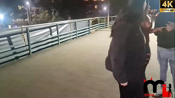 Após o role o corno duvidou que eu foderia com os machos que estavam no viaduto da Av. 23 de maio, tadinho dele acabei sendo fodida e levando um banho de porra. (Lalla Potira - Bill Smoke - Toda Hora sem parar)