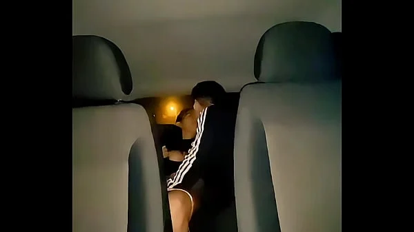 No me aguanto y me follo a la mejor amiga de mi novia en el asiento trasero del auto después de salir del GYM - LA GRABO A ESCONDIDAS AMATAUR REAL MONTANDO EN EL COCHE