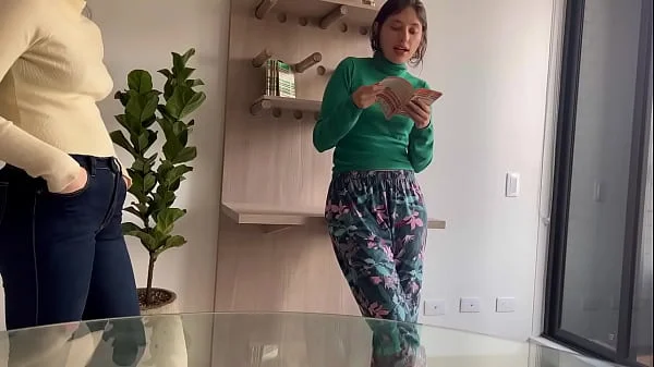 Discuto con mi madrastra y ella me castiga muy rico